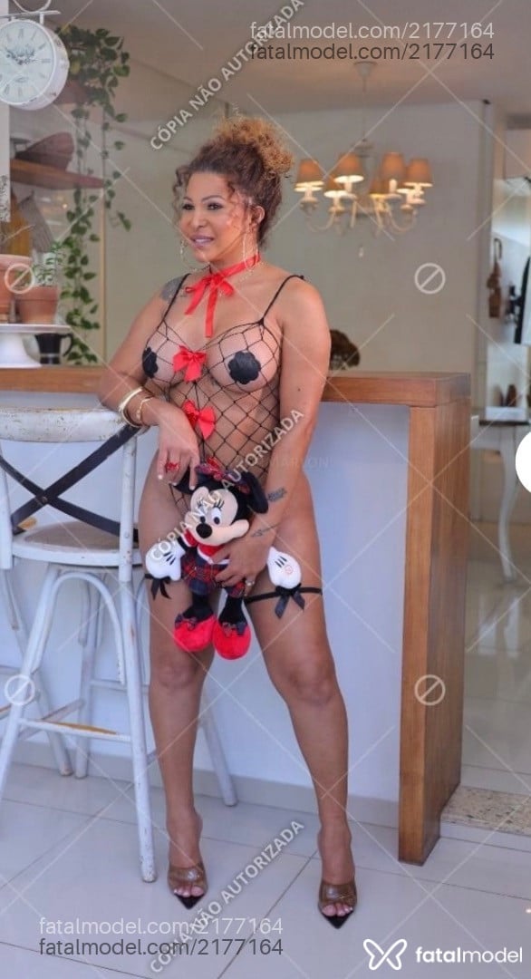 Acompanhante mulher com cabelo colorido de olhos pretos - Luísa