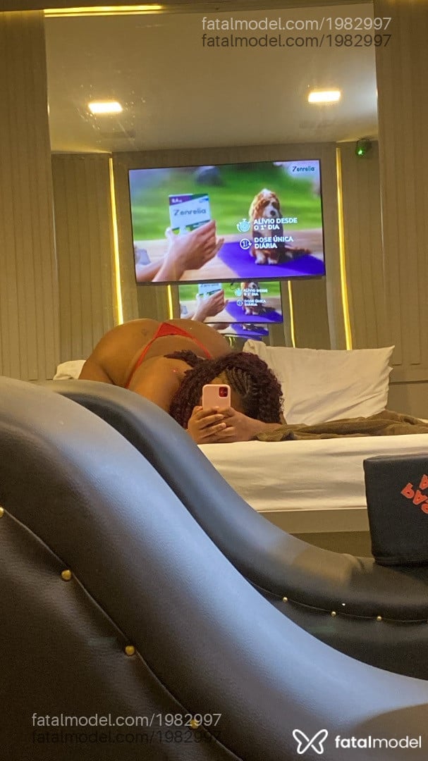 Acompanhante mulher com cabelo colorido de olhos pretos - Bruna Rodrigues