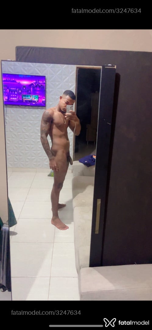 Acompanhante homem com cabelo castanho de olhos pretos - Robson
