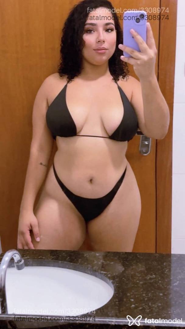 Acompanhante mulher com cabelo castanho de olhos castanhos - Stepanni