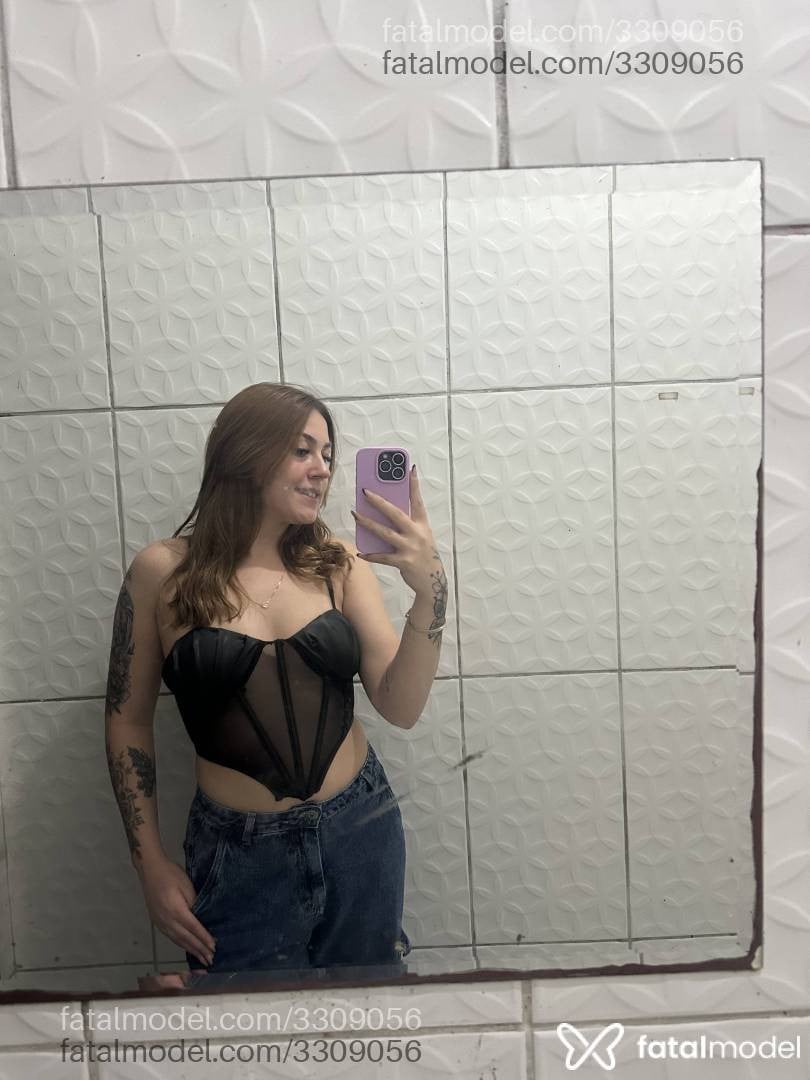Acompanhante mulher ruiva (o) de olhos castanhos - Ruby Monteiro