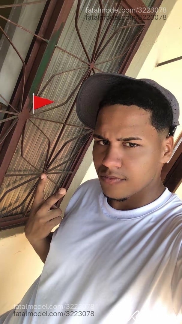 Acompanhante homem com cabelo castanho de olhos castanhos - Superchoque