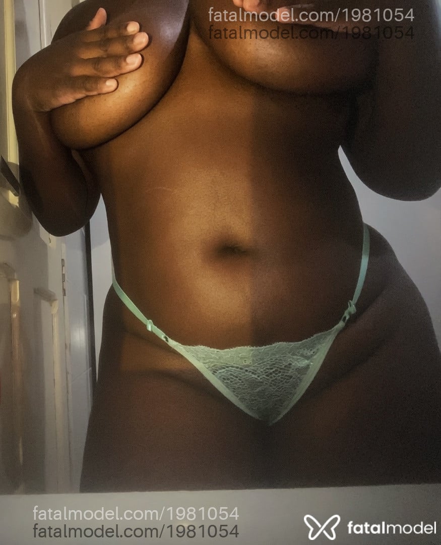 Acompanhante mulher morena (o) de olhos pretos - Nicole