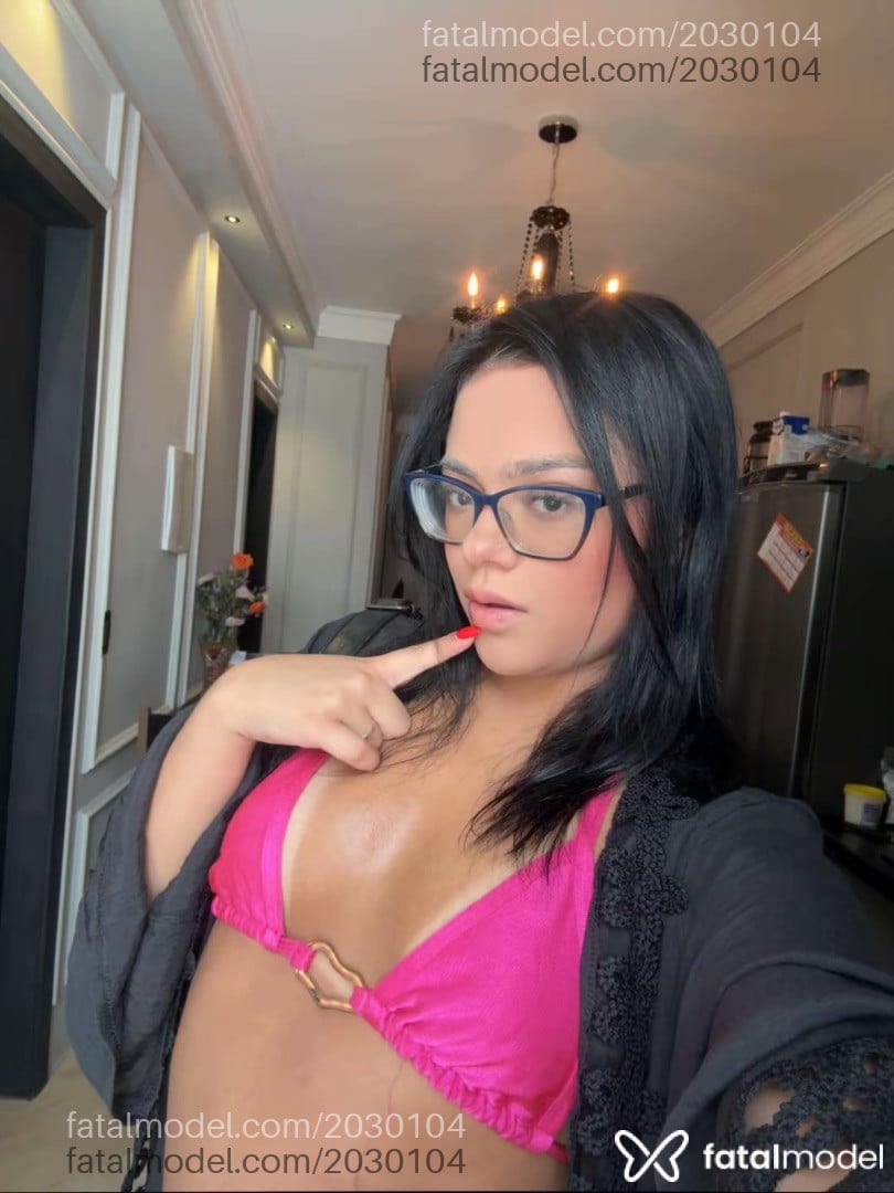 Acompanhante mulher morena (o) de olhos castanhos - Mia Abravanel