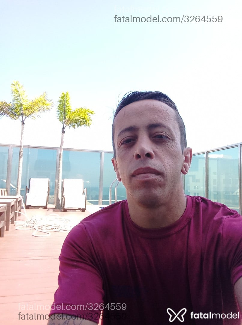 Acompanhante homem com cabelo castanho de olhos castanhos - Rasfaelofcbc