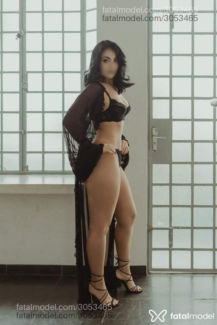 Acompanhante mulher morena (o) de olhos castanhos - Maya Padilha