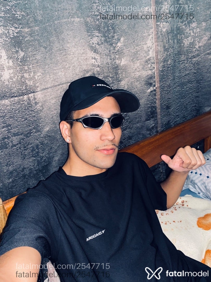 Acompanhante homem morena (o) de olhos castanhos - Gael