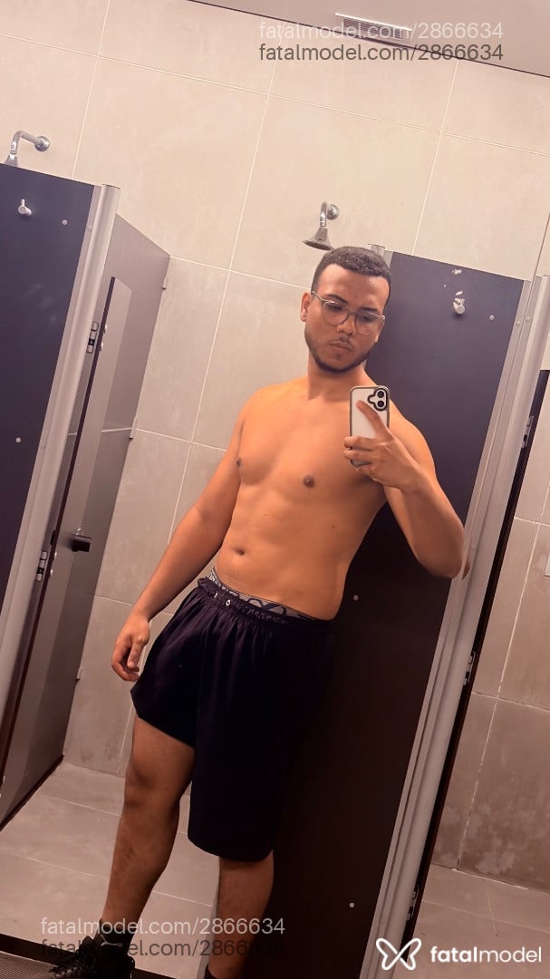 Acompanhante homem com cabelo castanho de olhos castanhos - Lucas Vitteri