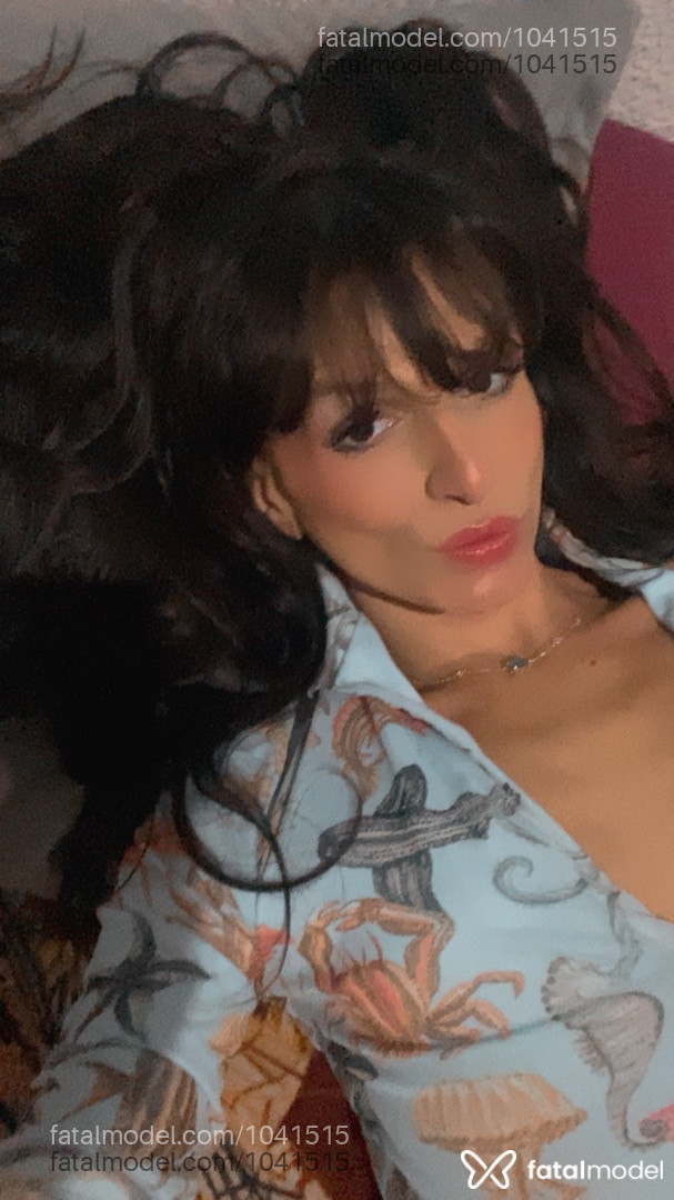 Acompanhante mulher trans com cabelo castanho de olhos pretos - Scarlet