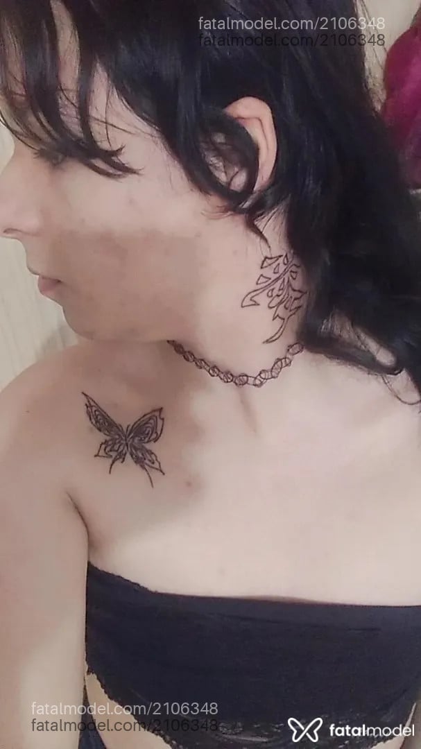 Acompanhante mulher trans com cabelo colorido de olhos castanhos - Mina