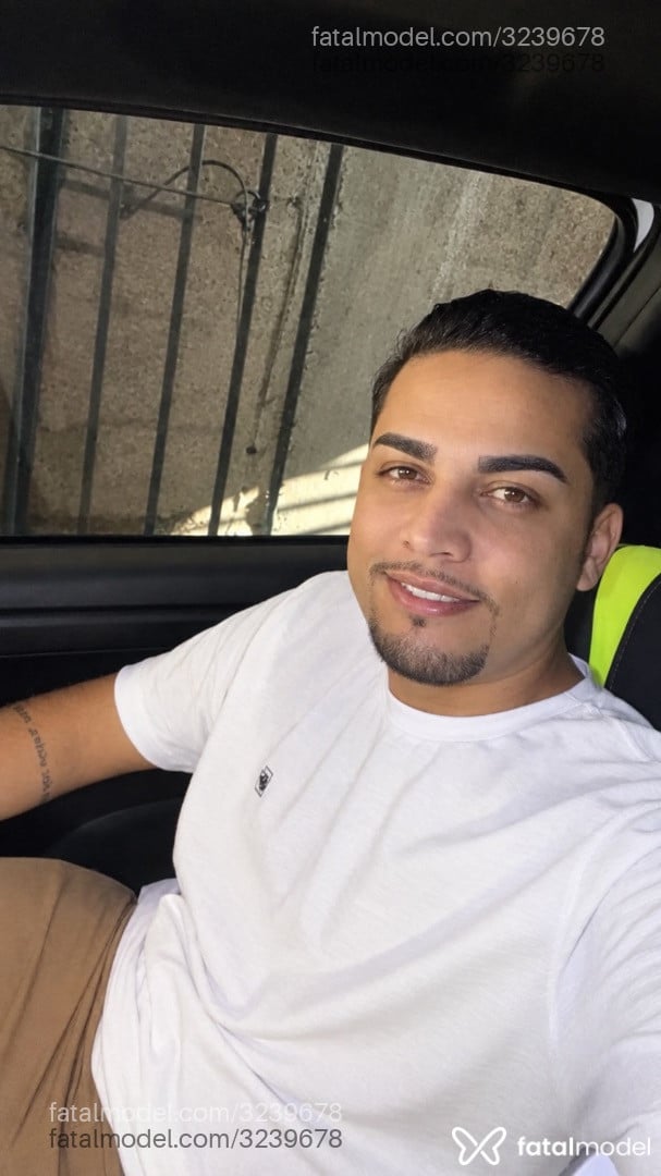 Acompanhante homem com cabelo castanho de olhos castanhos - Larj