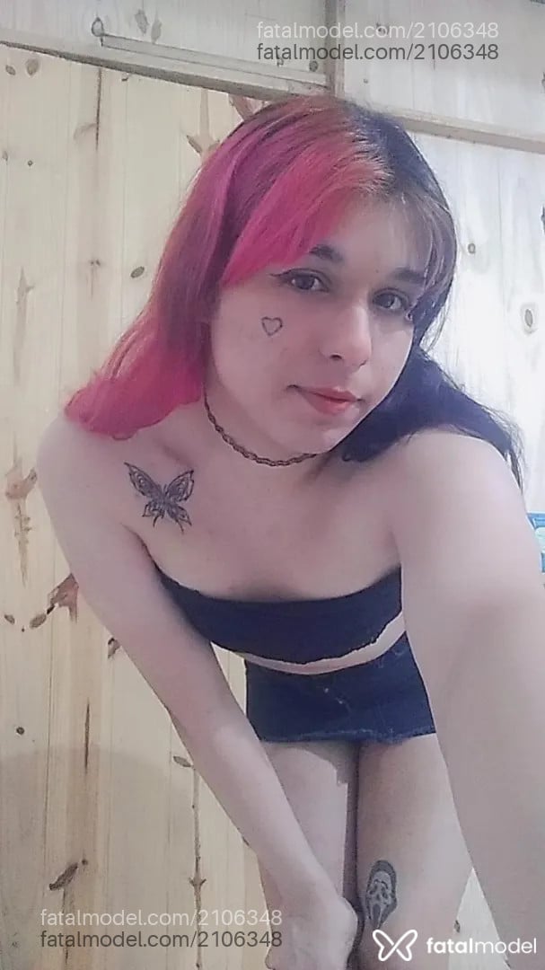 Acompanhante mulher trans com cabelo colorido de olhos castanhos - Mina