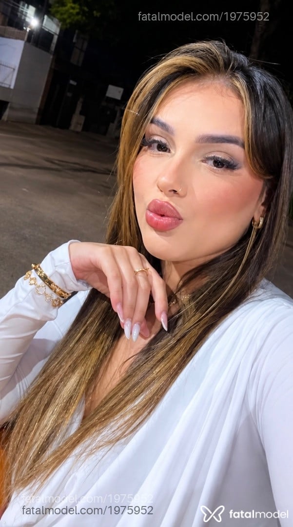 Acompanhante mulher morena (o) de olhos pretos - Mirela Letícia