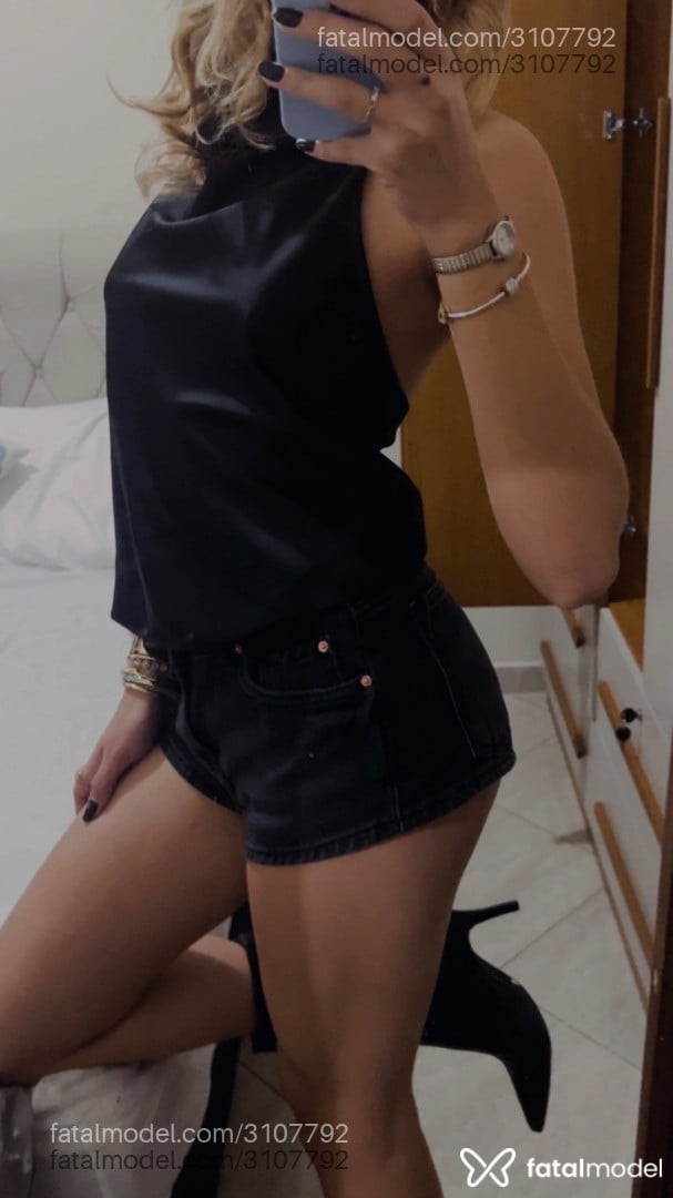 Acompanhante mulher trans loira (o) de olhos pretos - Amanda