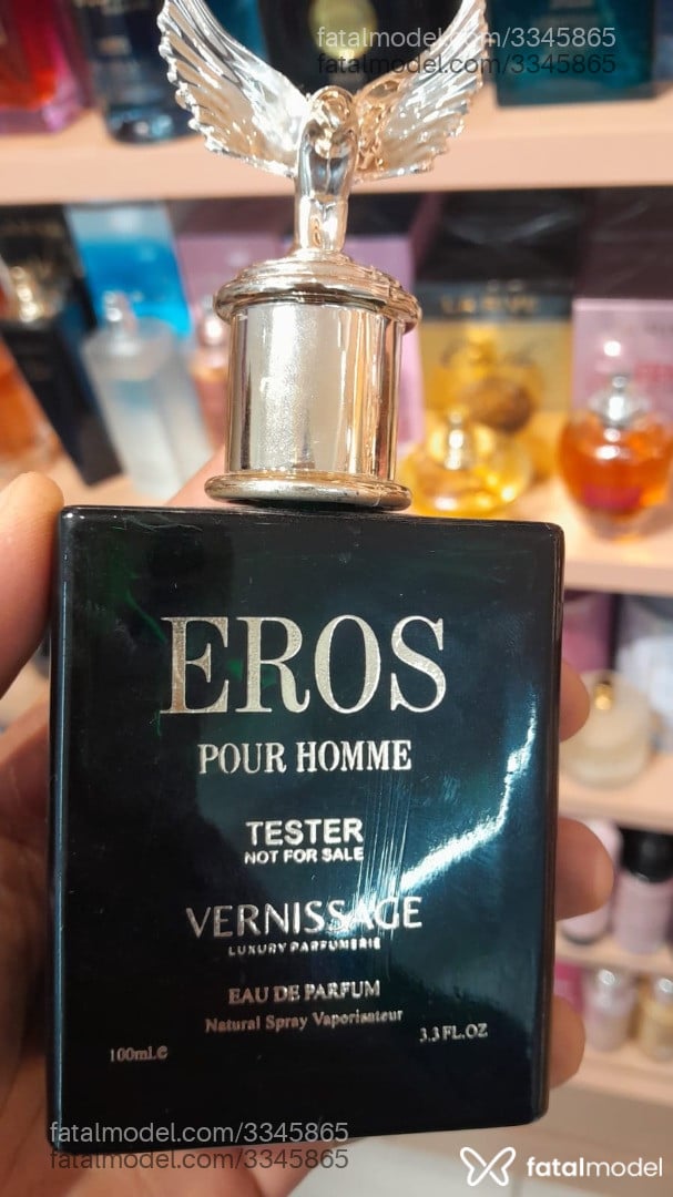 Acompanhante homem com cabelo castanho de olhos pretos - Tróia