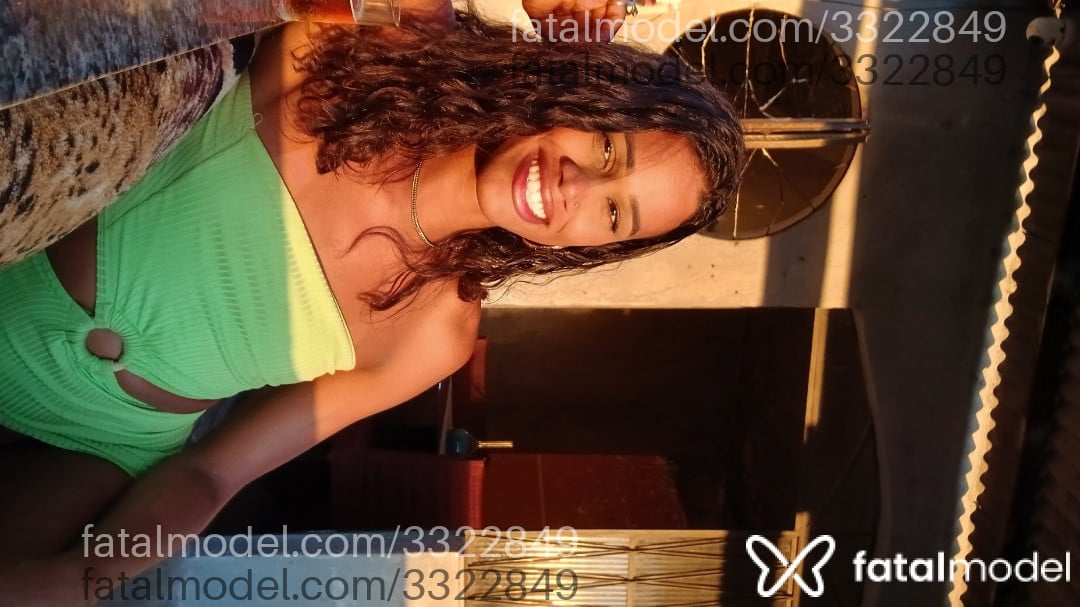 Acompanhante mulher trans com cabelo castanho de olhos castanhos - Dayla Pitanga