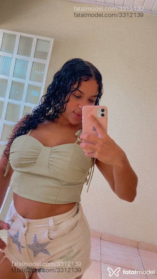 Acompanhante mulher morena (o) de olhos castanhos - Mirella