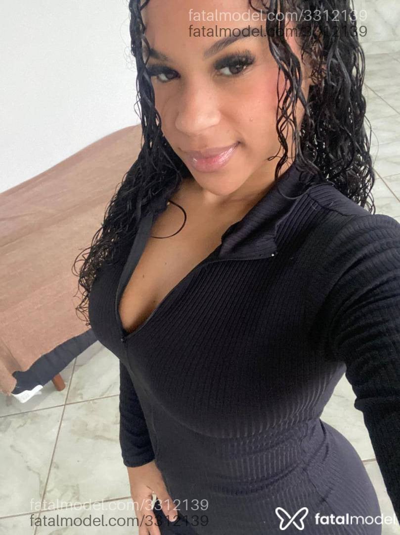 Acompanhante mulher morena (o) de olhos castanhos - Mirella