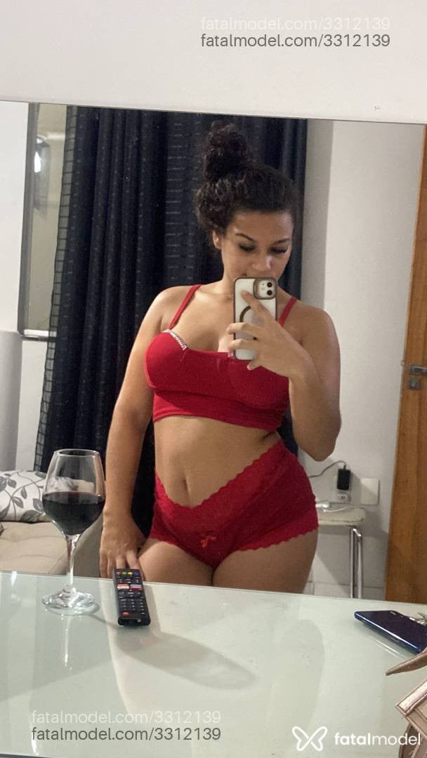 Acompanhante mulher morena (o) de olhos castanhos - Mirella