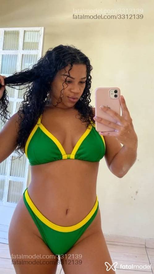 Acompanhante mulher morena (o) de olhos castanhos - Mirella