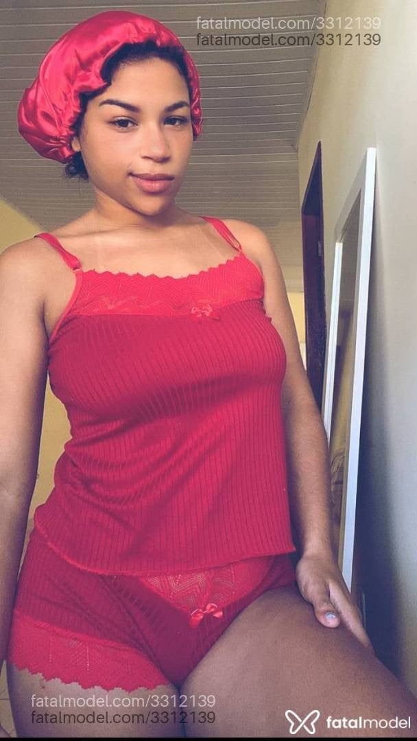 Acompanhante mulher morena (o) de olhos castanhos - Mirella