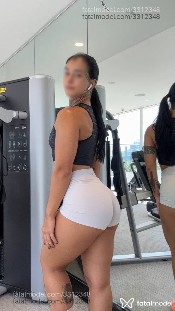 Acompanhante mulher com cabelo colorido de olhos castanhos em Goiânia - Valentina Lins