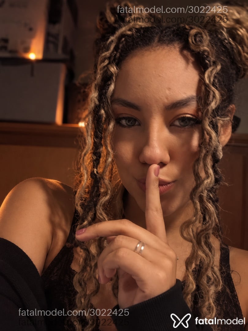 Acompanhante mulher loira (o) de olhos azuis - Sofis