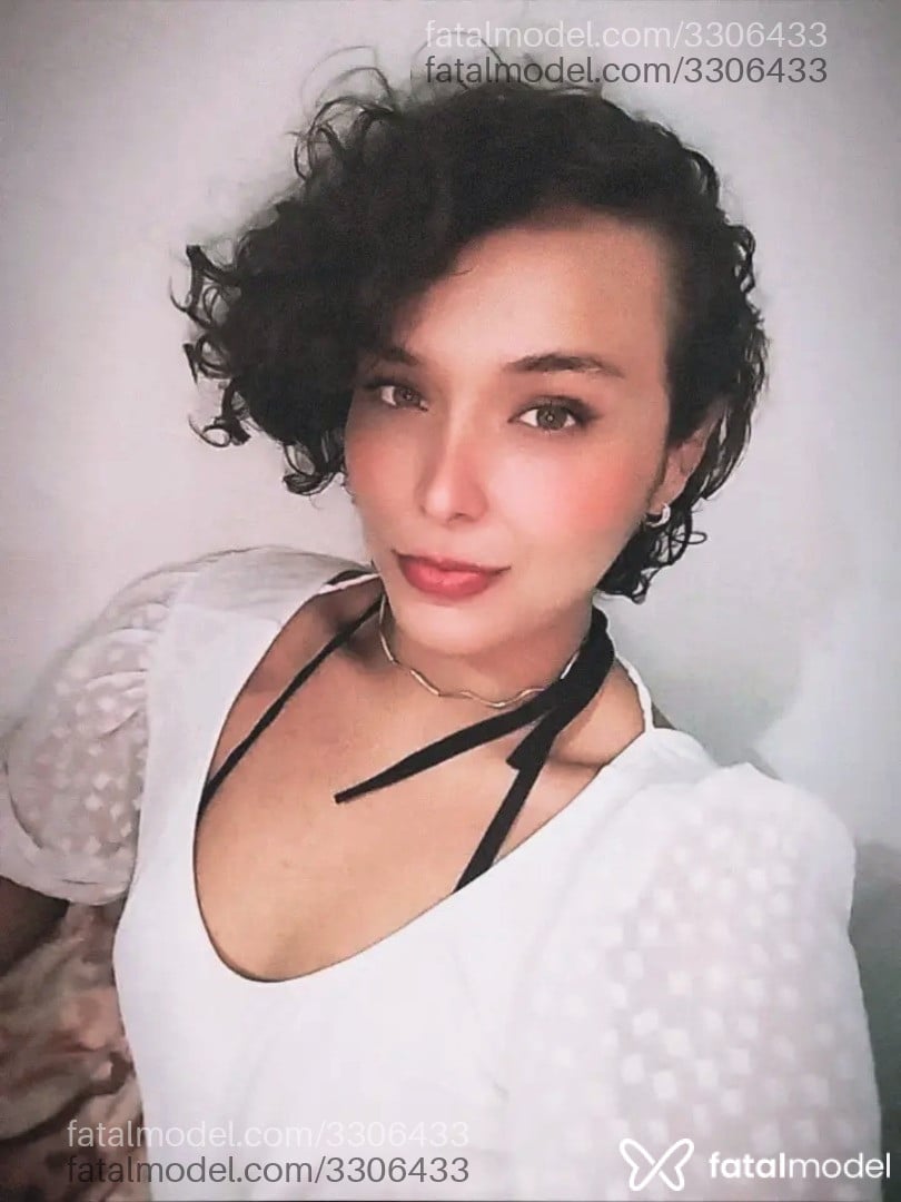 Acompanhante mulher trans com cabelo castanho de olhos verdes - Bruna Lizzie