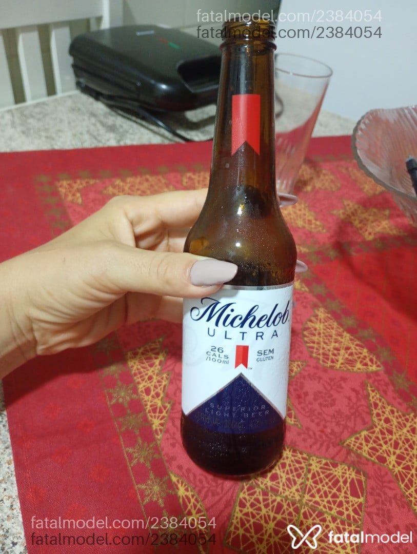 Acompanhante mulher loira (o) de olhos mel - Bela