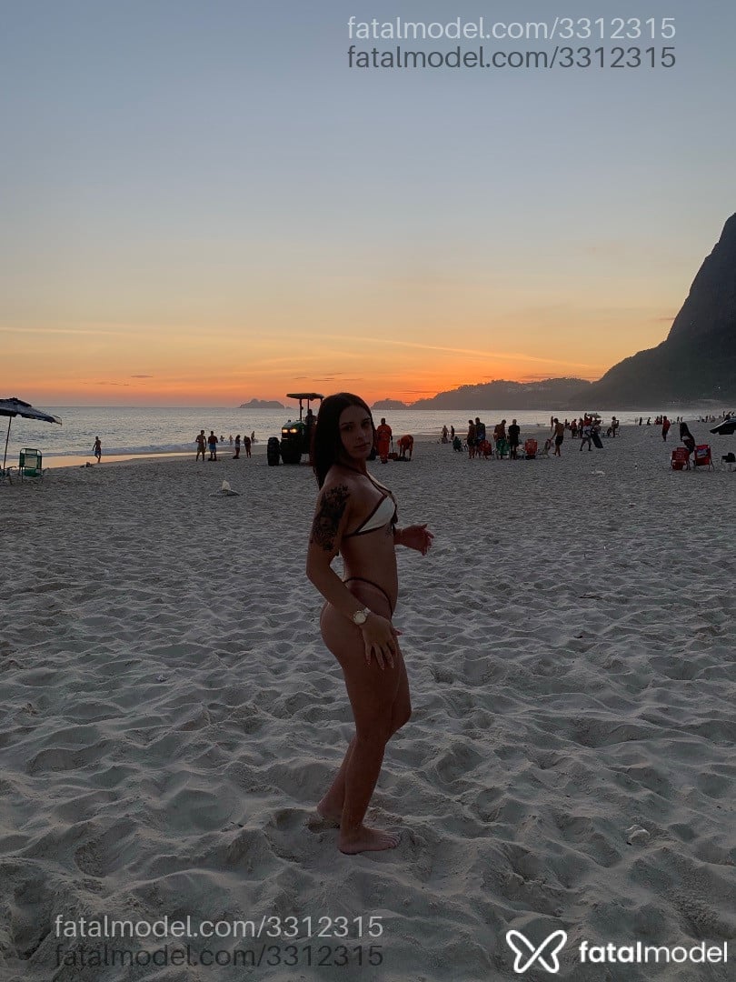 Acompanhante mulher trans com cabelo castanho de olhos castanhos - Rilary Rosa