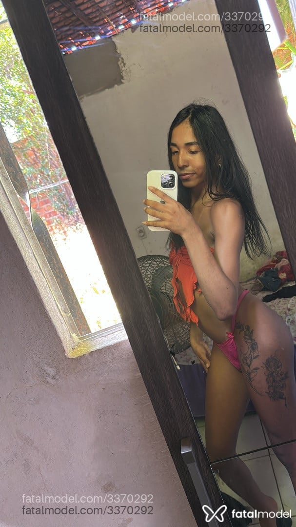 Acompanhante mulher trans morena (o) de olhos castanhos - Maya Victoria