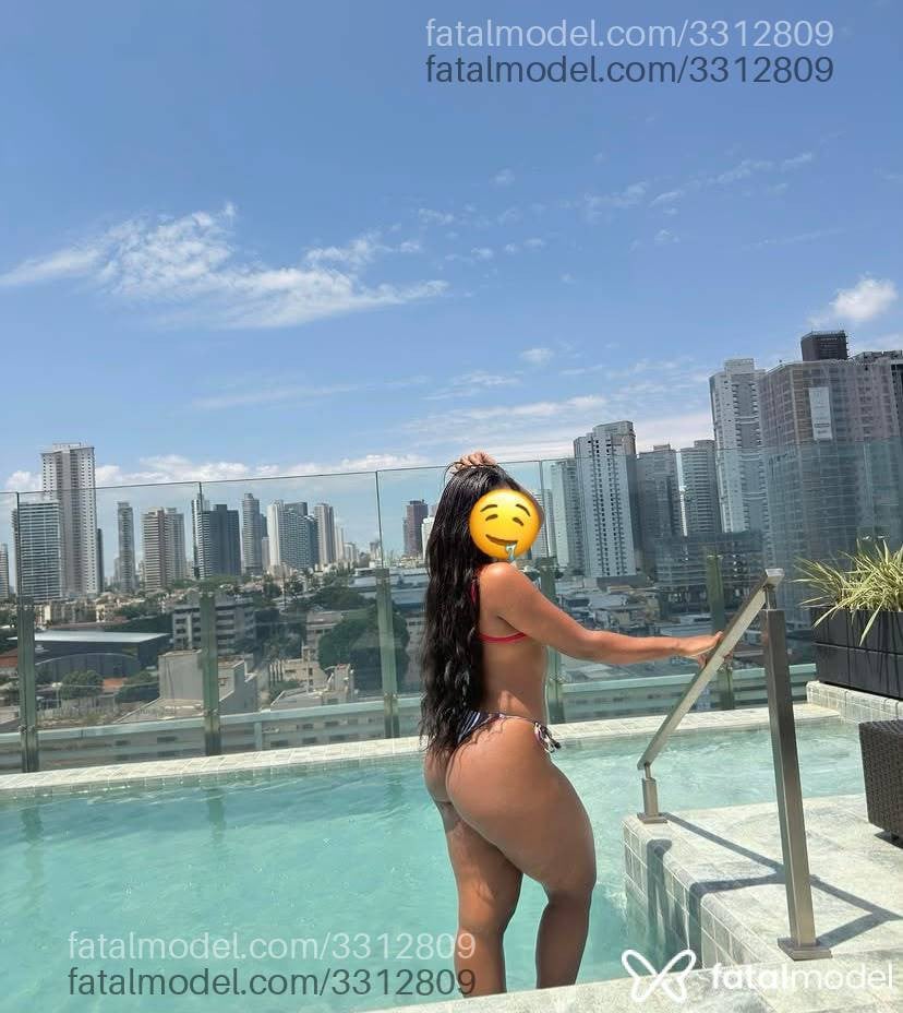 Acompanhante mulher morena (o) de olhos pretos - Helena
