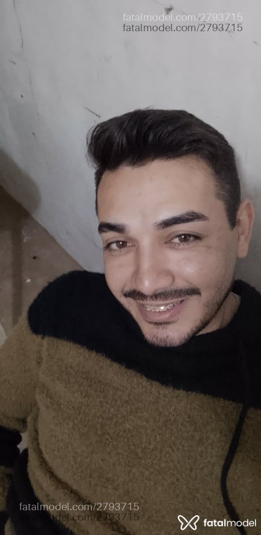 Acompanhante não-binário com cabelo castanho de olhos mel - João Paulo