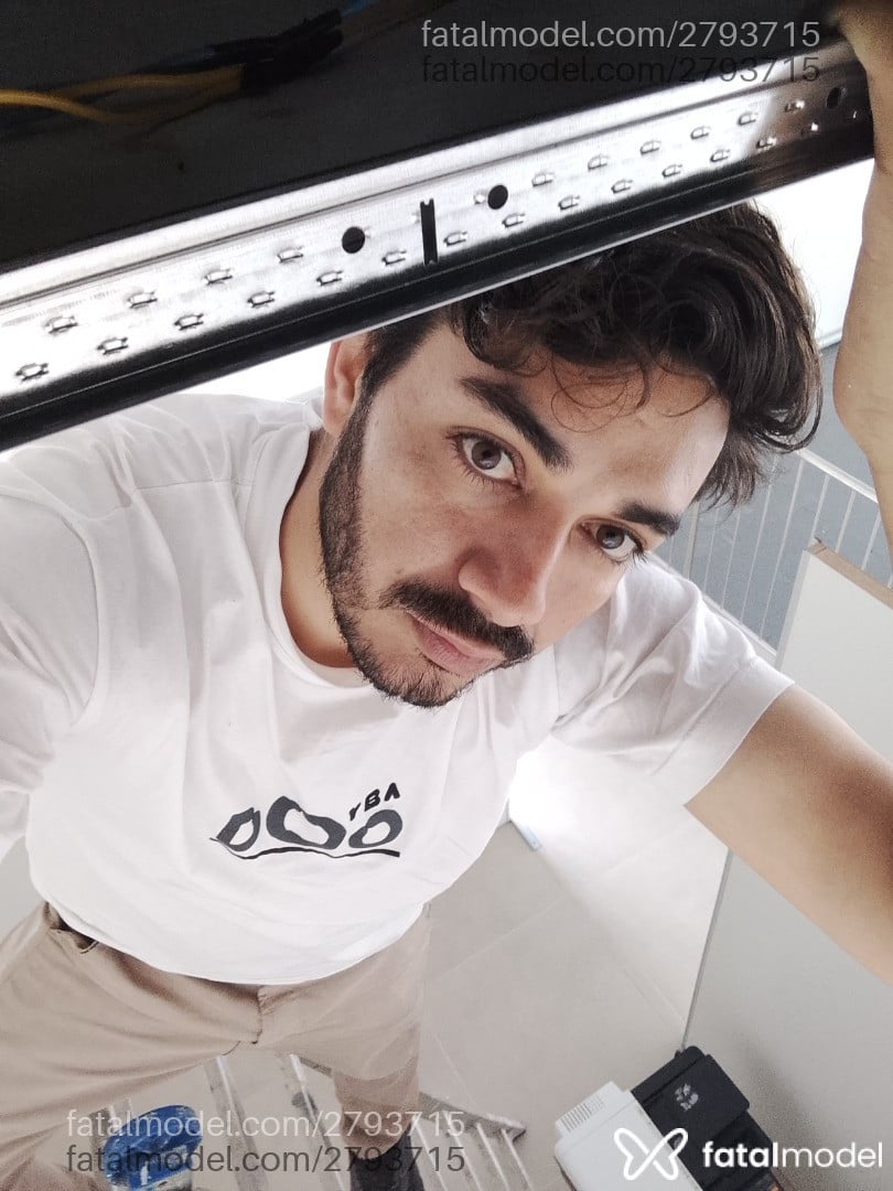 Acompanhante não-binário com cabelo castanho de olhos mel - João Paulo