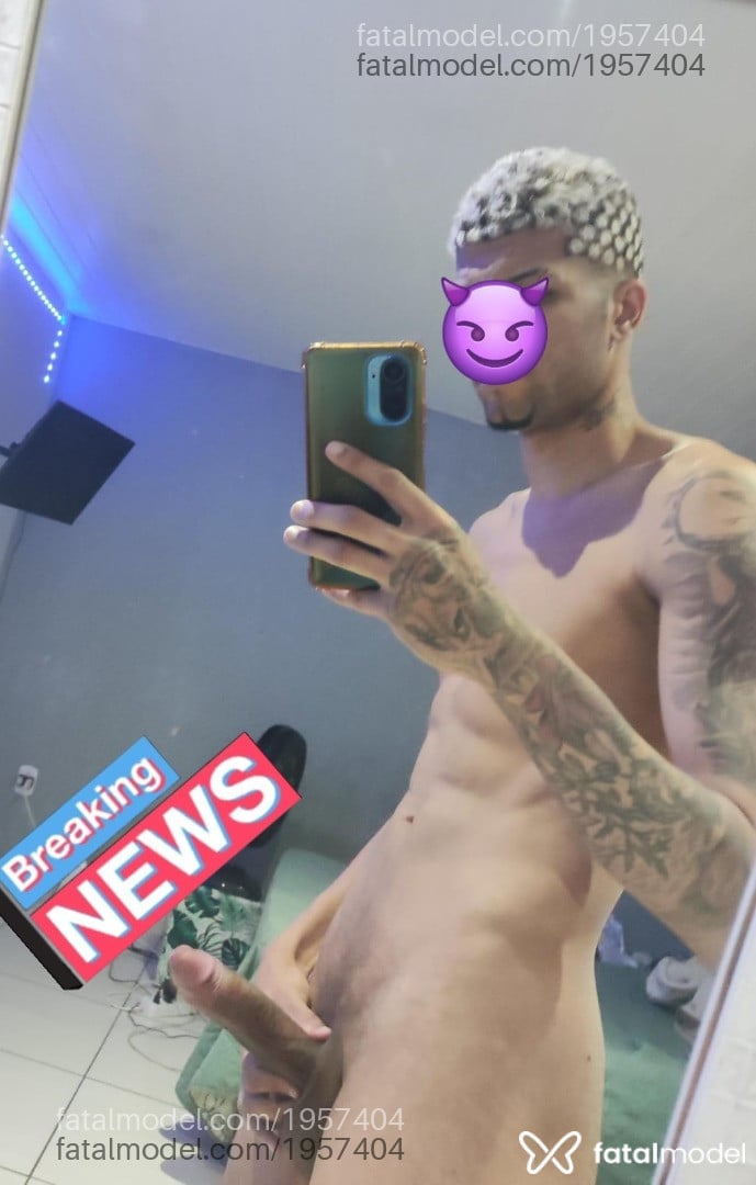 Acompanhante homem com cabelo colorido de olhos pretos - Júnior