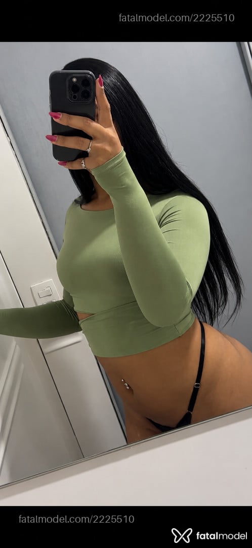 Acompanhante mulher trans morena (o) de olhos pretos - Manuela