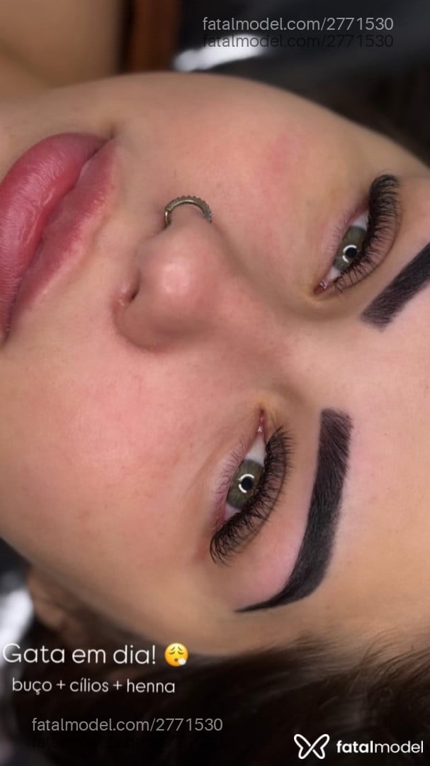 Acompanhante mulher com cabelo castanho de olhos verdes - Cacau