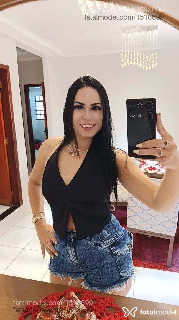 Acompanhante mulher morena (o) de olhos verdes - Babi