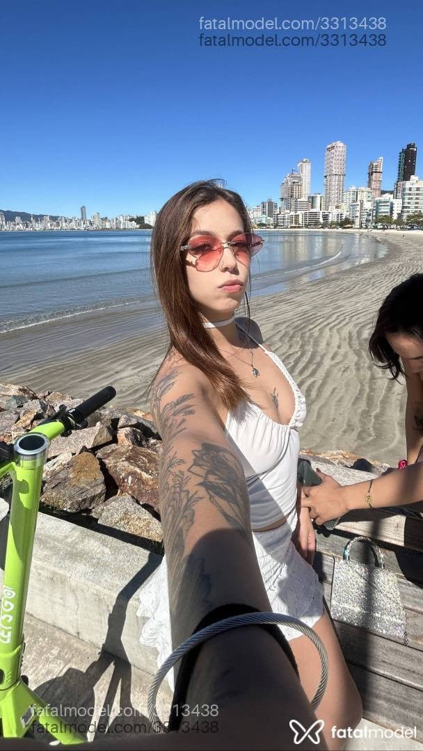 Acompanhante mulher morena (o) de olhos mel - Polly
