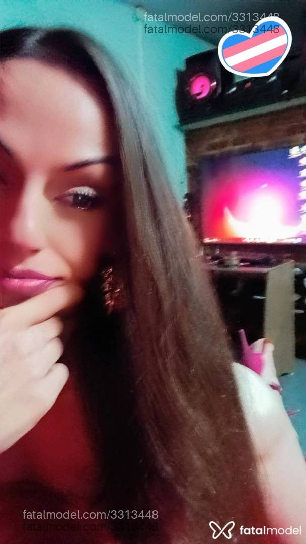 Acompanhante mulher trans com cabelo castanho de olhos mel em Rio Grande - Alinegauchinha