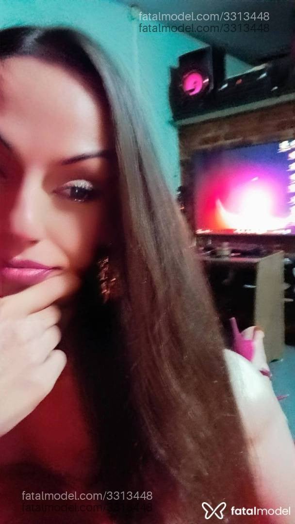 Acompanhante mulher trans com cabelo castanho de olhos mel em Rio Grande - Alinegauchinha