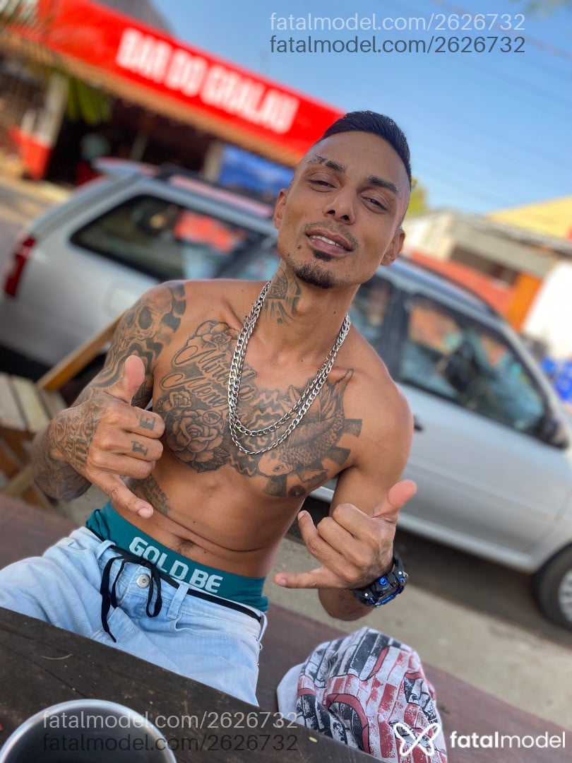 Acompanhante homem com cabelo castanho de olhos castanhos - Henrique