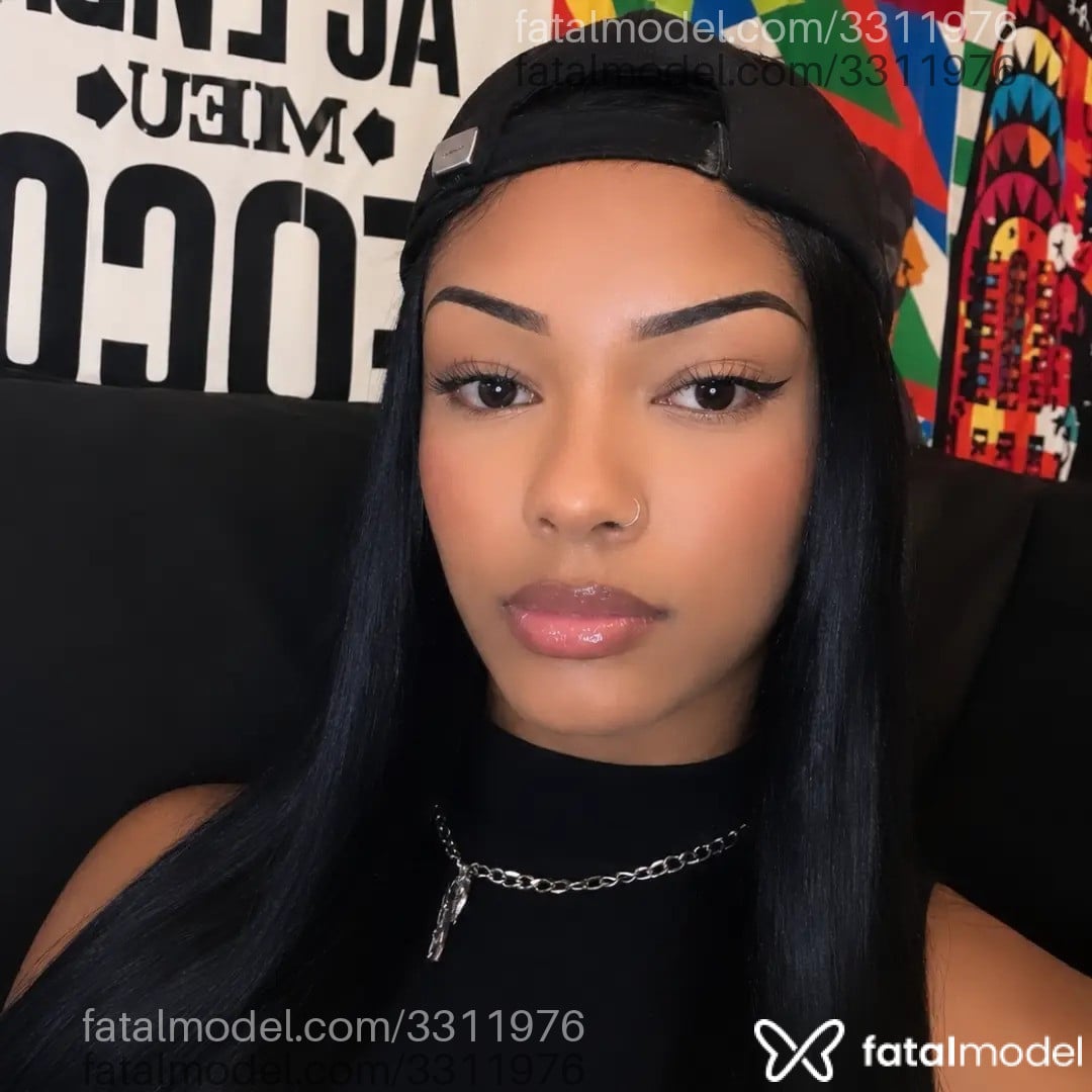 Acompanhante mulher trans morena (o) de olhos castanhos - Bia Silva