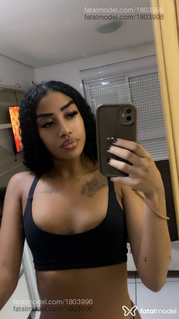 Acompanhante mulher morena (o) de olhos pretos - Mary