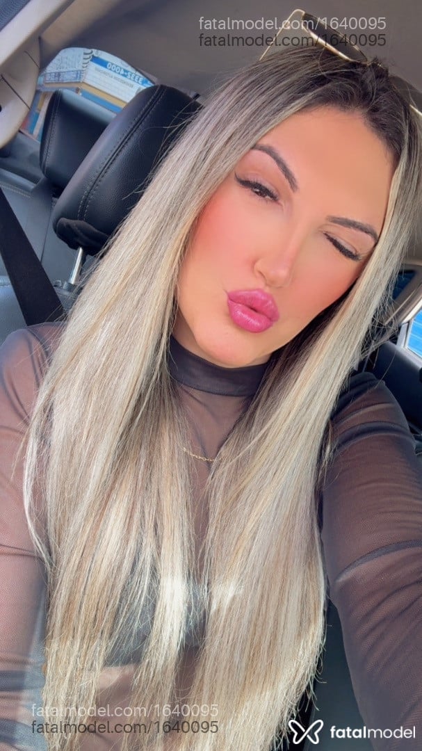 Acompanhante mulher trans loira (o) de olhos pretos - Poliane