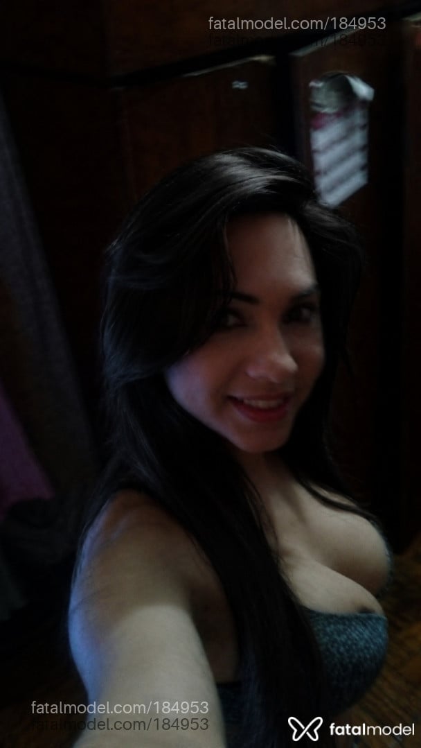 Acompanhante mulher trans com cabelo castanho de olhos mel - Michele pepper