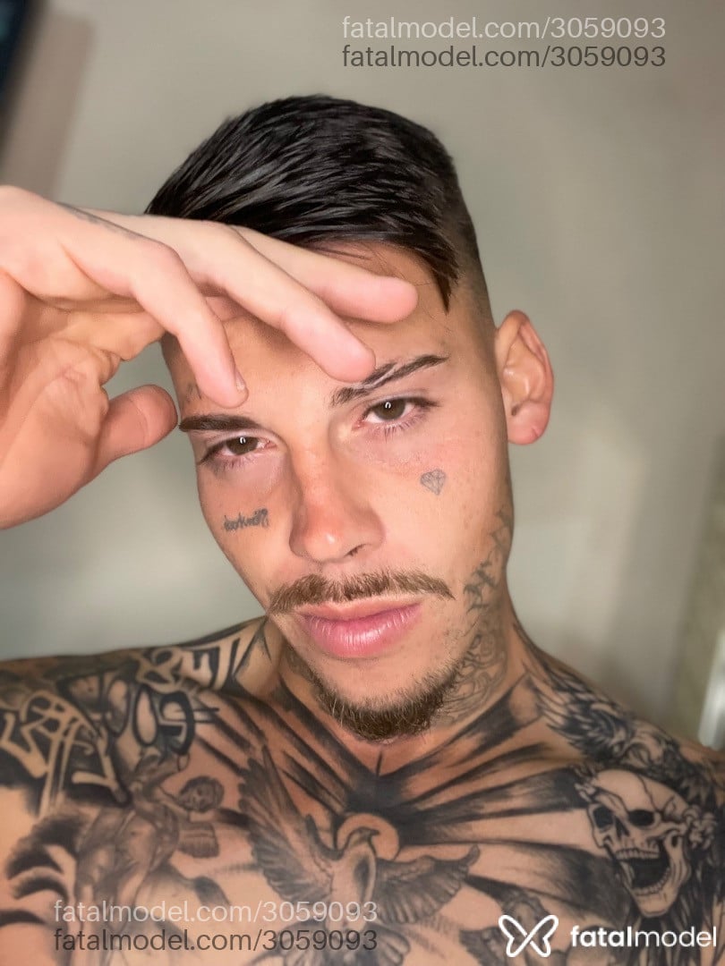 Acompanhante homem loira (o) de olhos verdes - Tatuadodotado
