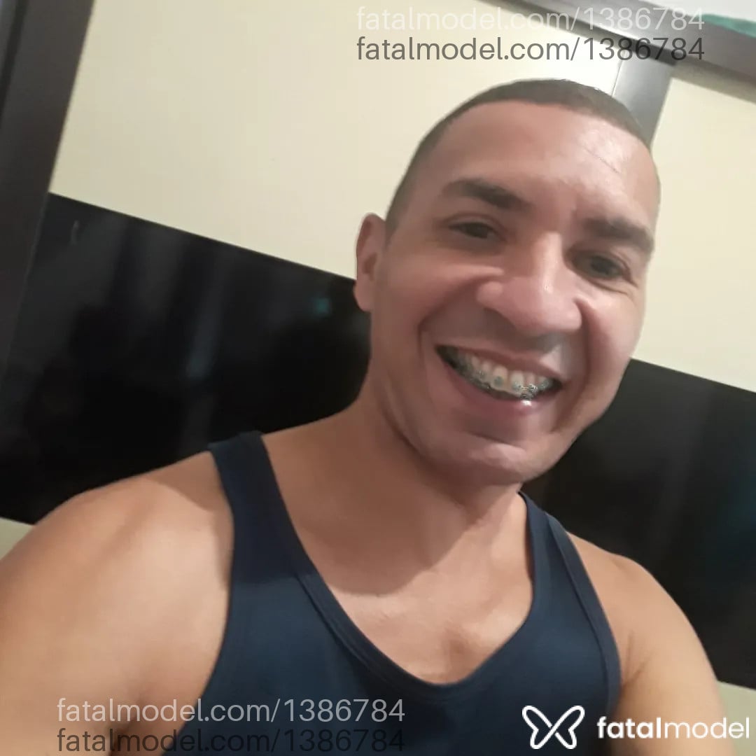 Acompanhante homem morena (o) de olhos castanhos - Acariciador