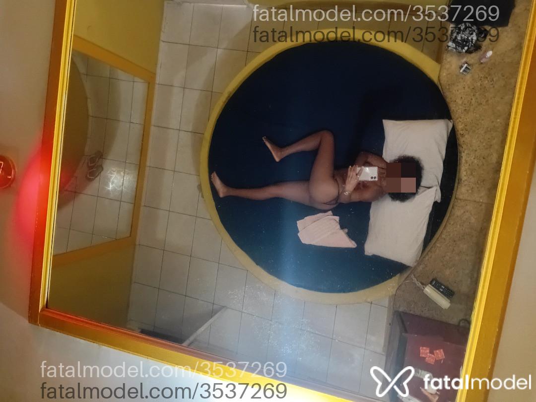 Acompanhante mulher com cabelo colorido de olhos castanhos - Pérola Silva