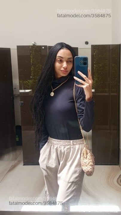 Acompanhante mulher morena (o) de olhos pretos - Estrela